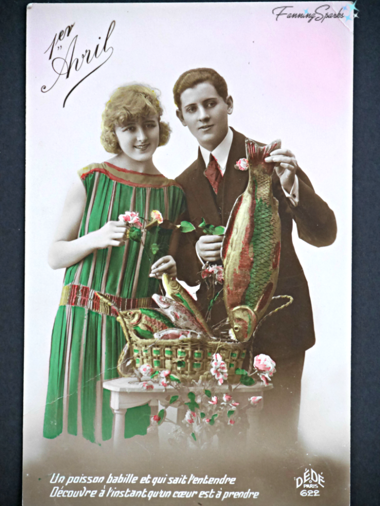 Vintage postcard for Avril 1er showing a lady and gentleman holding fresh fish @FanningSparks