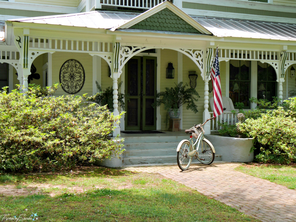 Old school bicycle perfectly placed in front of this lovely Victorian style home. @FanningSparks