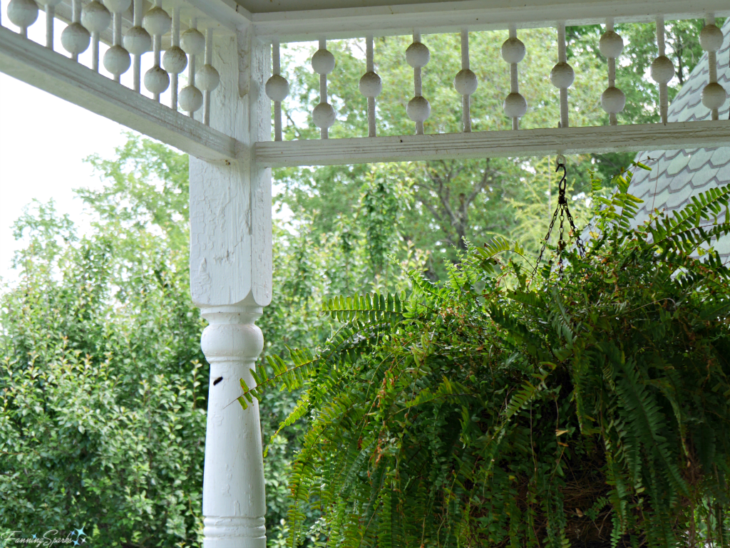 Pretty ball and dowel spandrel is highlighted by the greenery of the hanging ferns. @FanningSparks