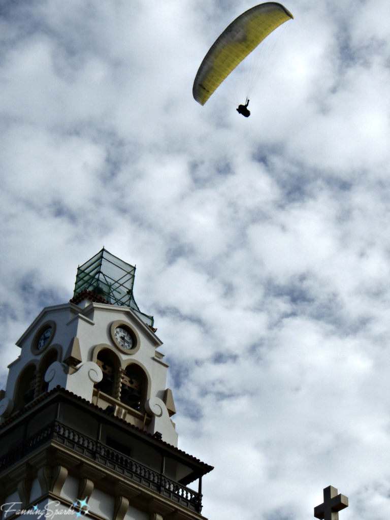 Hang glider slowly descends in Tenerife @FanningSparks