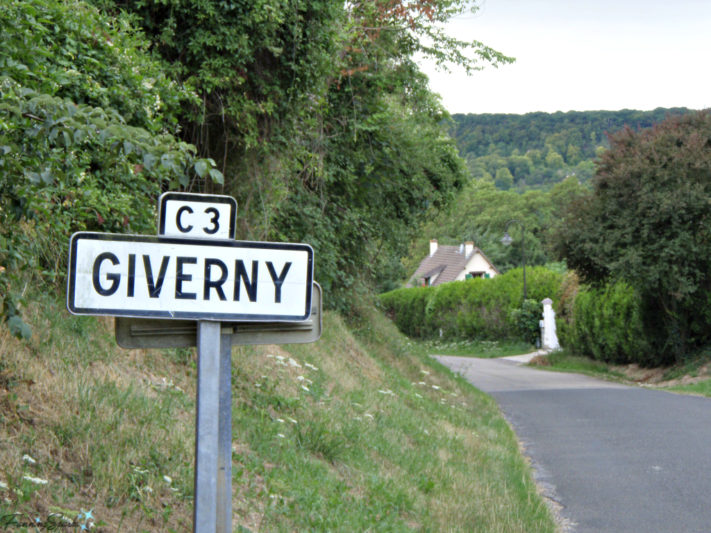 Road sign outside the town of Giverny France. @FanningSparks