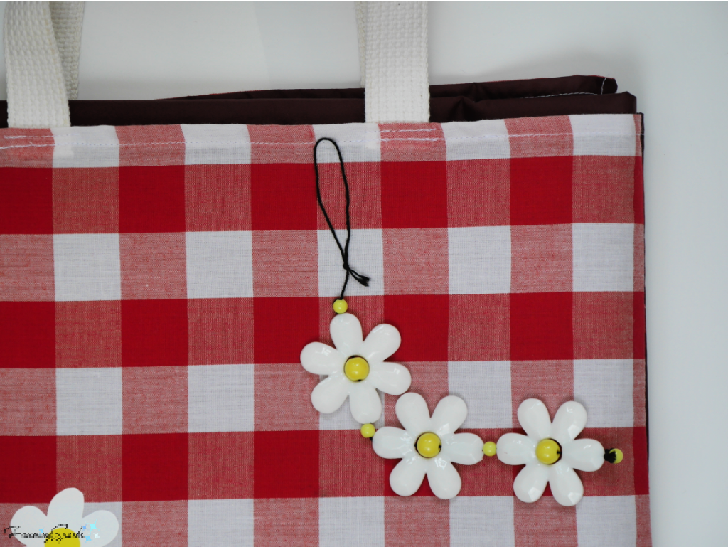 Attaching Trim to Handle on Ultimate Picnic Blanket   @FanningSparks