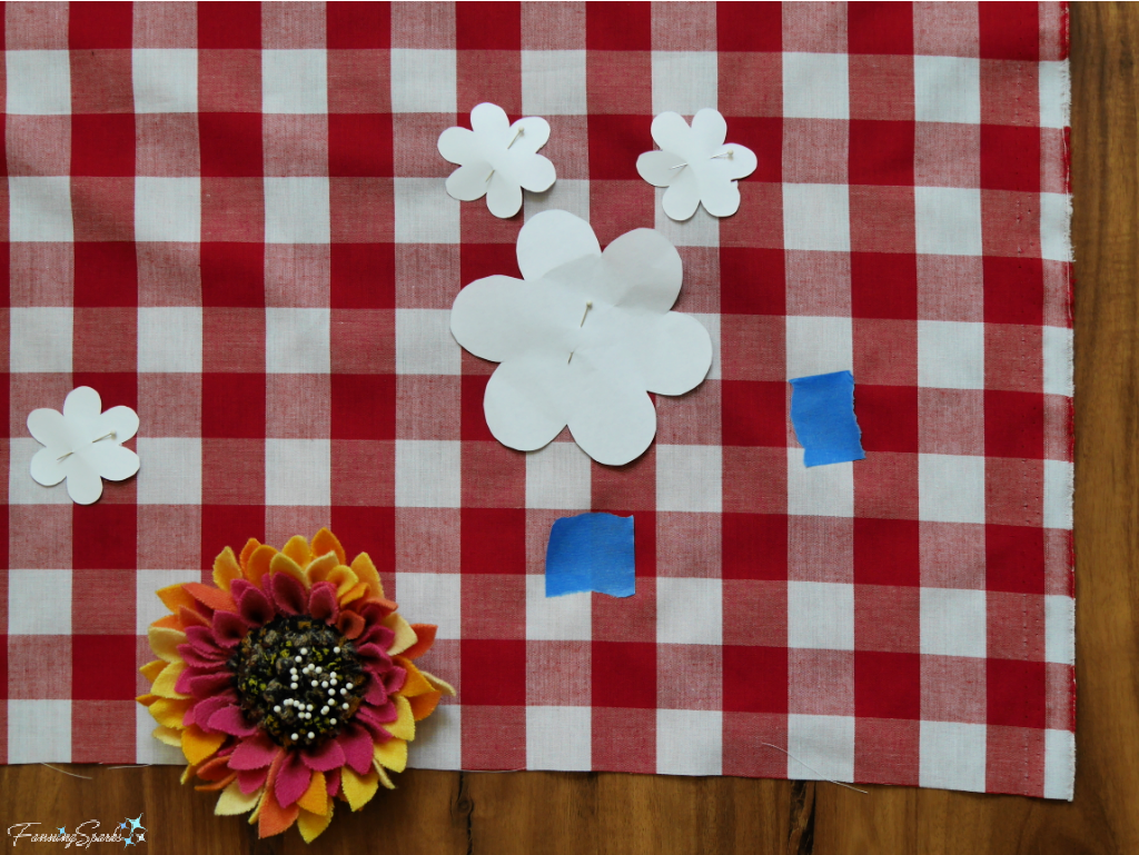 Laying Out Daisy Design for Ultimate Picnic Blanket   @FanningSparks