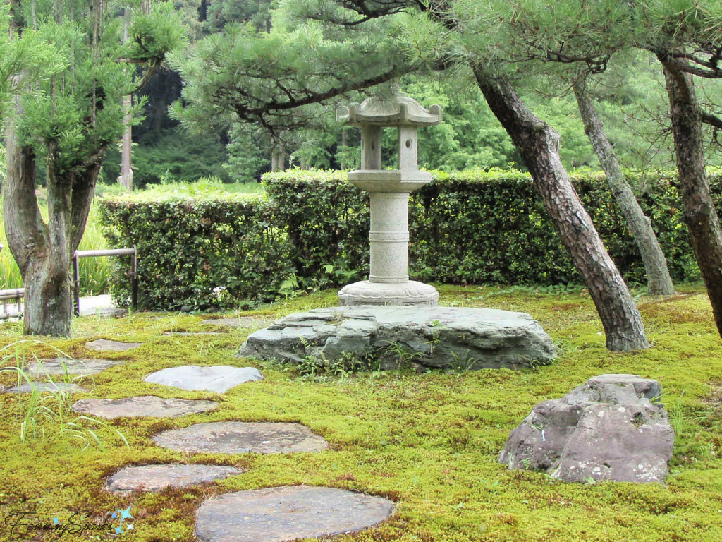 Japanese Stone Lantern in Kyoto Garden   @FanningSparks