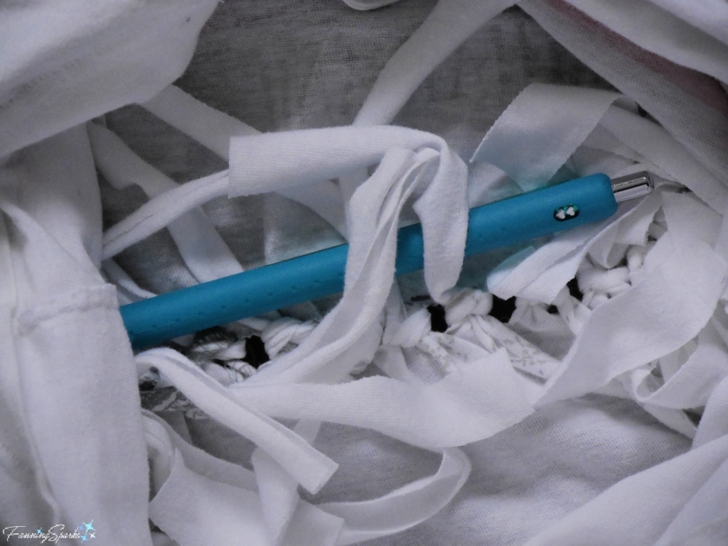 Pen Inside Bottom of Cut-and-Tie T-Shirt Bag   @FanningSparks