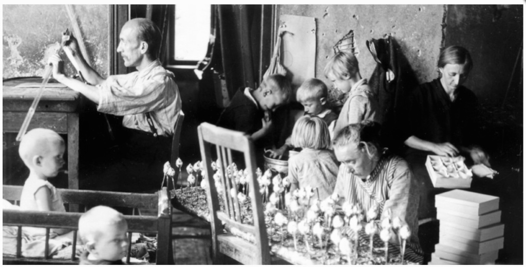 Workroom of Glassblower Arno Weschenfelder around 1925   