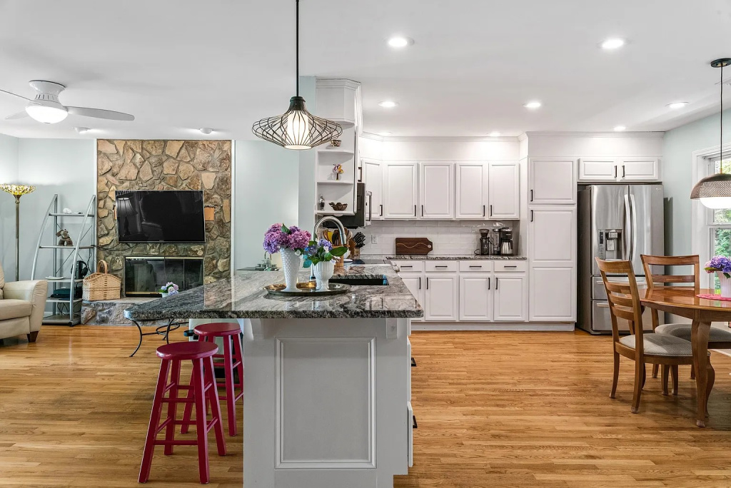 Lake Oconee House - 25 Living Room and Kitchen from Hall