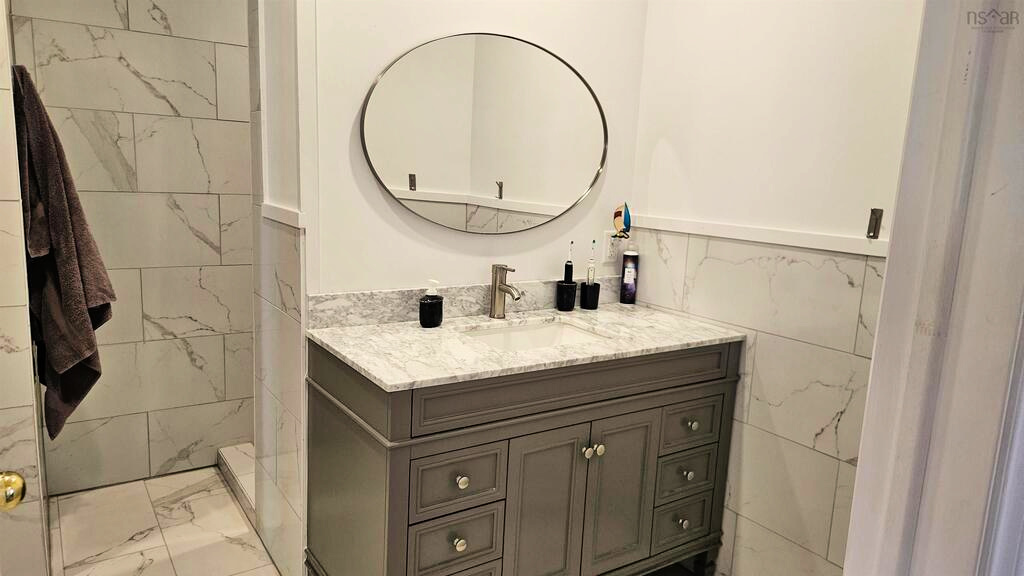 Main Bathroom Vanity in Sunrise Trail House 23