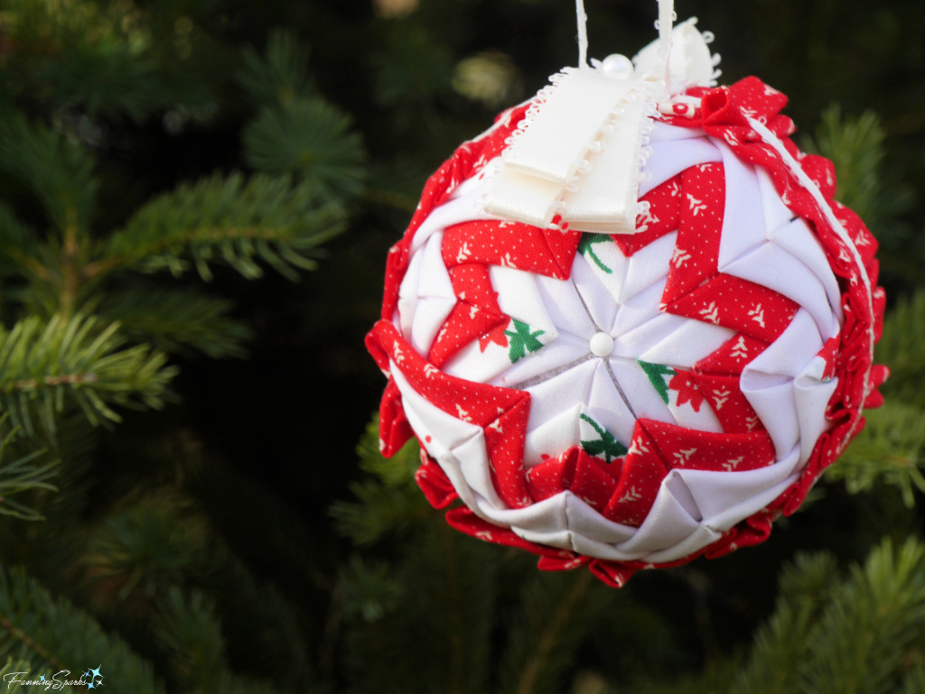 Quilted Star Ornament on Tree – Thrift Store Find   @FanningSparks