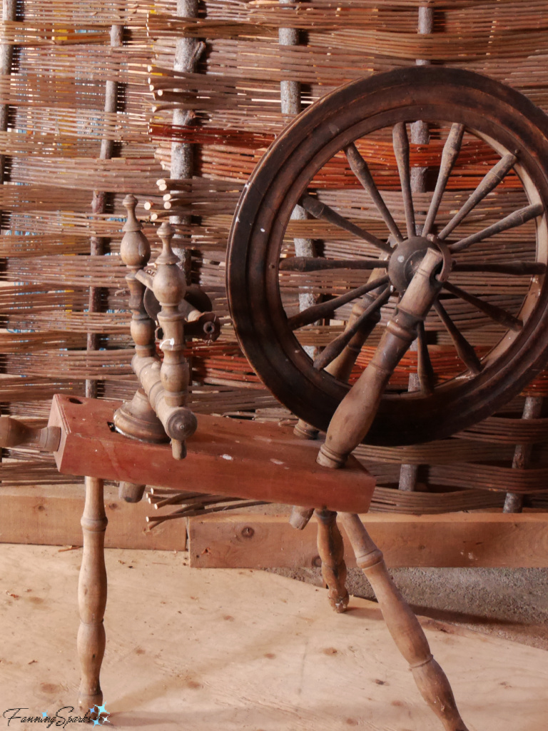 Spinning Wheel with Willow Fence at Willows Bend Collective Workshop   @FanningSparks