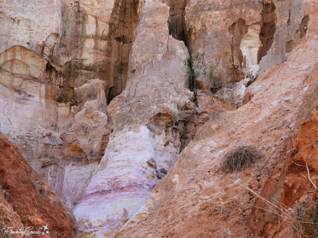 Providence Canyon - White and Purple Stripes on Canyon Walls  @FanningSparks